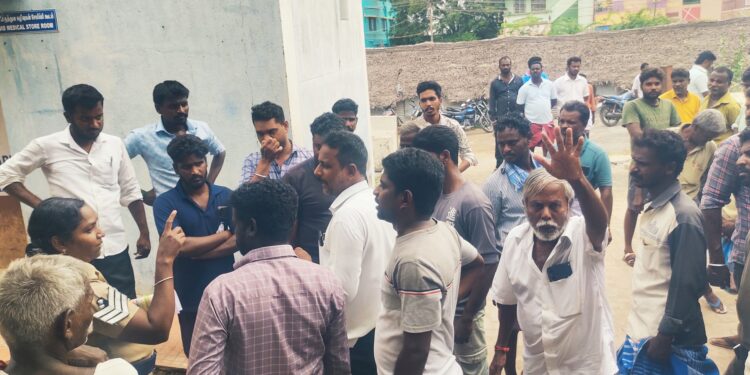 பிரேதங்களை ஒப்படைக்க தாமதம் உறவினர்கள் போராட்டத்தால் பரபரப்பு