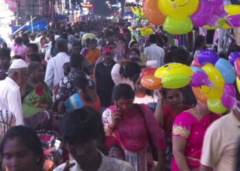 அலைமோதிய மக்கள் கூட்டம் : தீபாவளி பண்டிகையையொட்டி களைகட்டிய சண்டே மார்க்கெட்