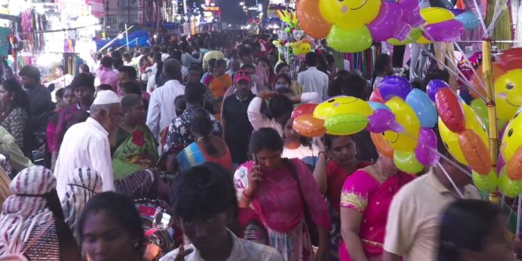 அலைமோதிய மக்கள் கூட்டம் : தீபாவளி பண்டிகையையொட்டி களைகட்டிய சண்டே மார்க்கெட்
