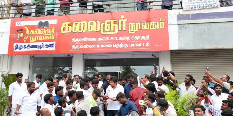 திருவண்ணாமலையில் உள்ள நூலகத்தை பார்வையிட்ட துணை முதல்வர் உதயநிதி ஸ்டாலின்