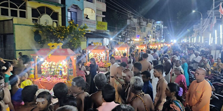 சேலம் செங்குந்தர் முருகன் கோயிலில் அறுபத்துமூவர் திருவீதி உலா