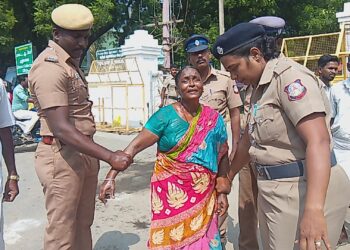 கள்ளக்குறிச்சி ஆட்சியர் அலுவலகம் முன்பு பெண் தீக்குளிக்க முயற்சி
