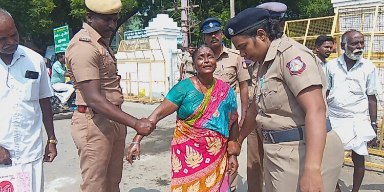 கள்ளக்குறிச்சி ஆட்சியர் அலுவலகம் முன்பு பெண் தீக்குளிக்க முயற்சி
