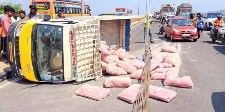 வேலூரில் வேன் கவிழ்ந்து விபத்து!