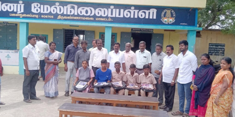 புதுப்பாளையம் இடைநின்ற மாணவர்களை மீண்டும் அரசு பள்ளியில் சேர்த்த யூனியன் சேர்மன்