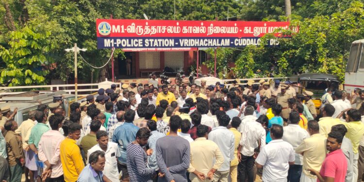 வன்னியர் சங்க தலைவருக்கு கொலை மிரட்டல்? காவல் நிலையத்தை முற்றுகையிட்ட பா.ம.க.வினர்