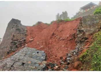 அந்தரத்தில் தொங்கும் வீடுகள்:குன்னூரில் கனமழை தடுப்புச் சுவர் இடிந்து சாலையில் விழுந்தது!