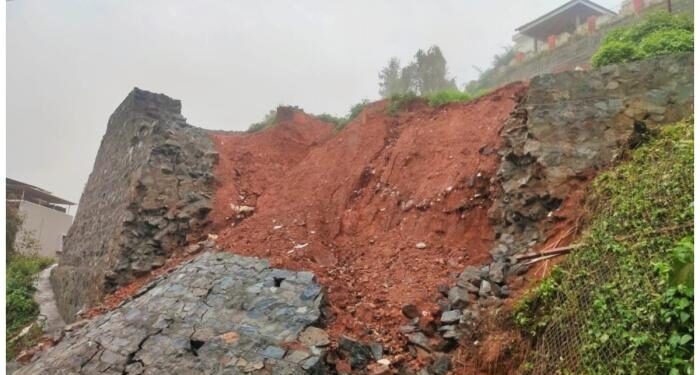 அந்தரத்தில் தொங்கும் வீடுகள்:குன்னூரில் கனமழை தடுப்புச் சுவர் இடிந்து சாலையில் விழுந்தது!