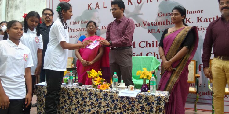 கள்ளக்குறிச்சி தற்காப்புக் கலை மாணவிகளுக்கு பாராட்டுச் சான்றிதழ் வழங்கிய ஆட்சியர்!