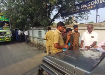 காட்பாடியில் பேருந்துகளை நிறுத்தி அதிகாரிகள் சோதனை!