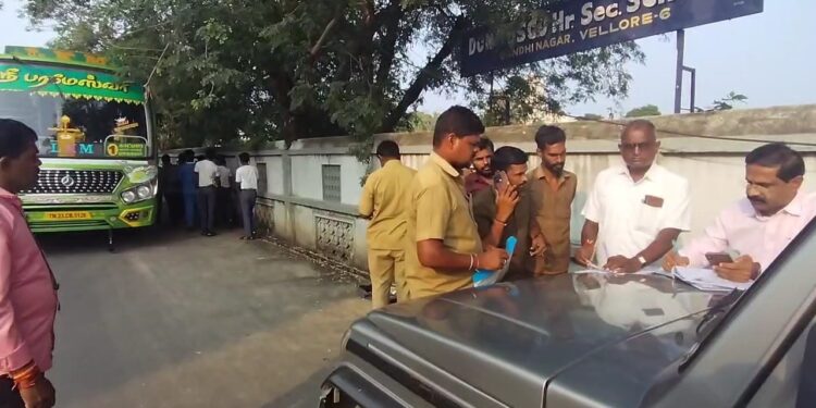காட்பாடியில் பேருந்துகளை நிறுத்தி அதிகாரிகள் சோதனை!
