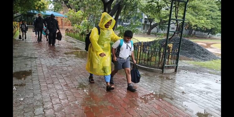 புதுச்சேரியில் தொடர் மழை! பள்ளி மாணவர்கள் அவதி!