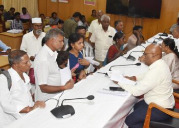 விழுப்புரம் மக்களின் மனுக்களுக்கு உடனடி தீர்வு அதிகாரிகளுக்கு விழுப்புரம் ஆட்சியர் உத்தரவு!