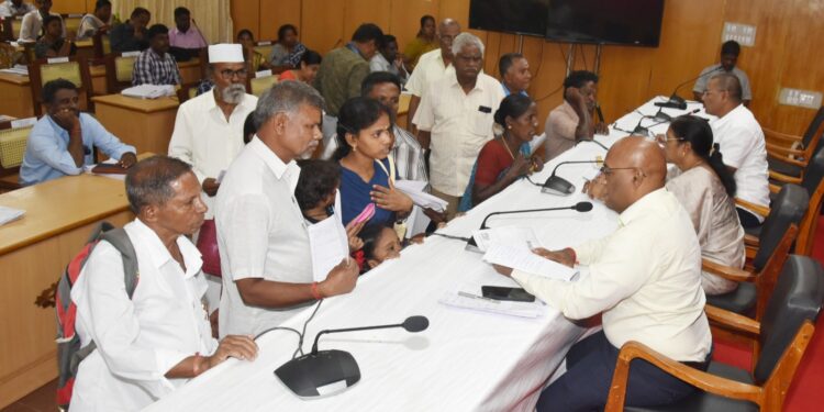 விழுப்புரம் மக்களின் மனுக்களுக்கு உடனடி தீர்வு அதிகாரிகளுக்கு விழுப்புரம் ஆட்சியர் உத்தரவு!