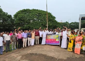 திருவாரூரில் ஆசிரியர்கள் கண்டன ஆர்ப்பாட்டம்