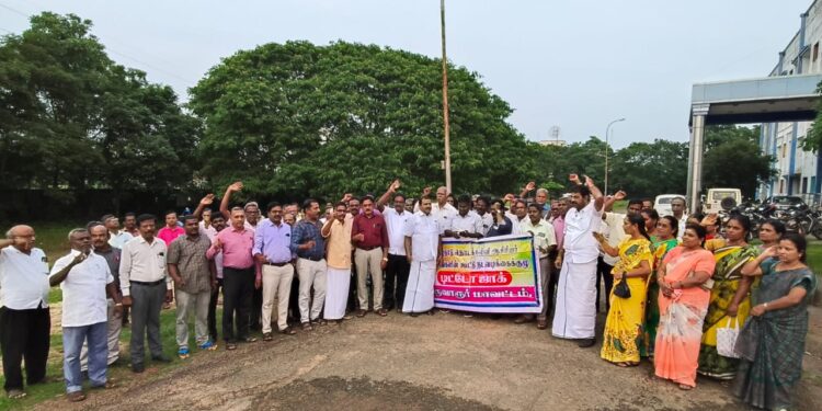 திருவாரூரில் ஆசிரியர்கள் கண்டன ஆர்ப்பாட்டம்