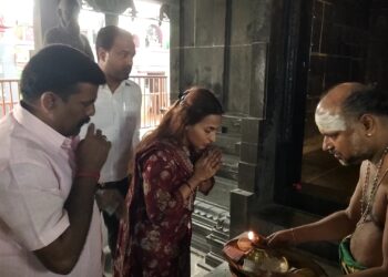 மயிலம் சுப்பிரமணிய சுவாமி கோவிலில் ஐஸ்வர்யா ரஜினிகாந்த் தரிசனம்!