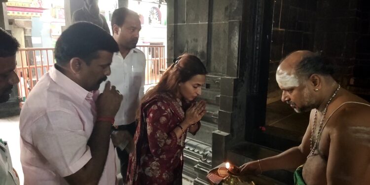 மயிலம் சுப்பிரமணிய சுவாமி கோவிலில் ஐஸ்வர்யா ரஜினிகாந்த் தரிசனம்!