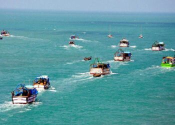 12 மீனவர்கள் இலங்கை கடற்படையால் சிறைபிடிப்பு!