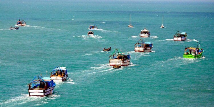 12 மீனவர்கள் இலங்கை கடற்படையால் சிறைபிடிப்பு!