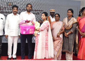 1,912 தாய்மார்களுக்கு ஊட்டச்சத்து நலப்பெட்டகத்தை வழங்கிய ஆட்சியர்