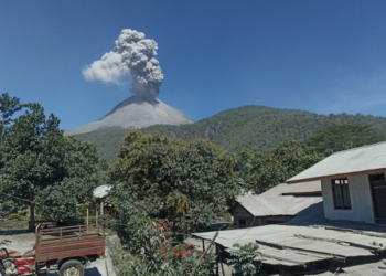 வெடித்த எரிமலை! 9 பேர் உயிரிழப்பு!