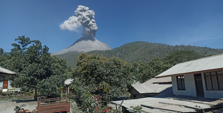 வெடித்த எரிமலை! 9 பேர் உயிரிழப்பு!