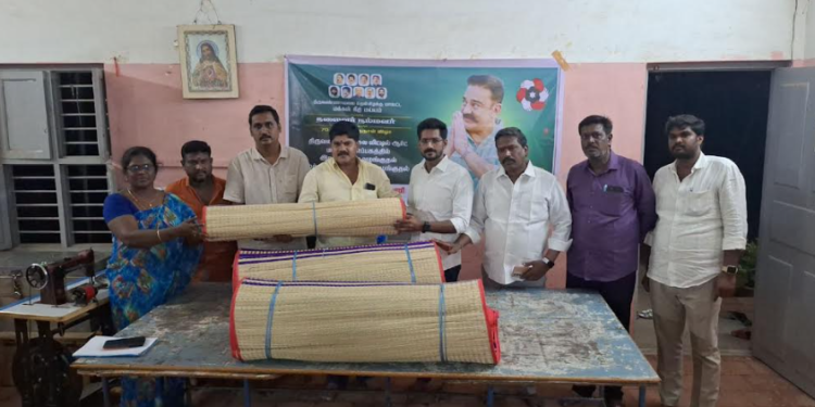 கமல்ஹாசனின் பிறந்தநாளை முன்னிட்டு நலத்திட்ட உதவிகள் வழங்கிய ம.நீ.ம நிர்வாகிகள்