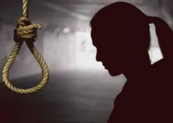 திண்டிவனம் அருகே காதல் பிரச்சனையில் கல்லூரி மாணவி தூக்கிட்டு தற்கொலை!