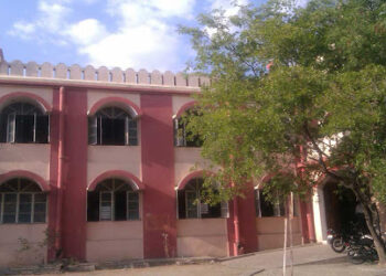 வழக்கறிஞருக்கு அரிவாள் வெட்டு!  ஓசூர் நீதிமன்ற வளாகத்தில் நடந்த அதிர்ச்சி!