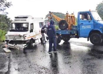 ஆம்புலன்ஸ் கவிழ்ந்து விபத்து: பெண்கள் உள்ளிட்ட 6 பேர் காயம்