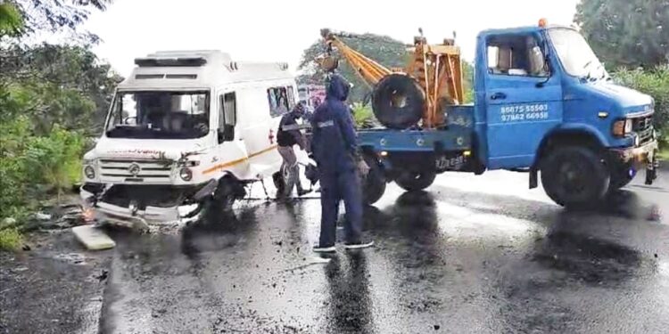 ஆம்புலன்ஸ் கவிழ்ந்து விபத்து: பெண்கள் உள்ளிட்ட 6 பேர் காயம்