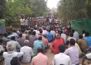 கடலூர் அருகே முந்திரி மரங்கள் அழிப்பு: கிராம மக்கள் சாலை மறியல்