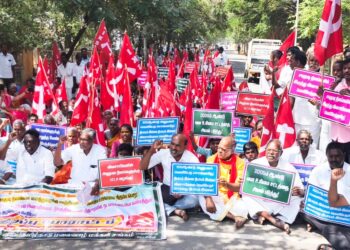 தருமபுரி அருகே  பட்டா கோரி விவசாயிகள் காத்திருப்பு போராட்டம்