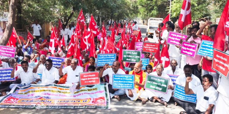தருமபுரி அருகே  பட்டா கோரி விவசாயிகள் காத்திருப்பு போராட்டம்
