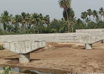 சங்கராபுரம் அருகே ஆமை வேகத்தில் பாலம் கட்டும் பணி:பொதுமக்கள் குற்றச்சாட்டு