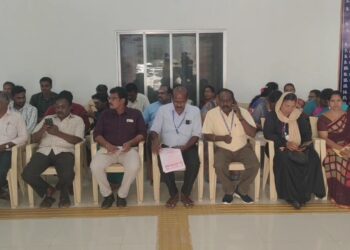 ஊரக வளர்ச்சித்துறை அலுவலர்கள் பணி புறக்கணித்து உள்ளிருப்பு போராட்டம்