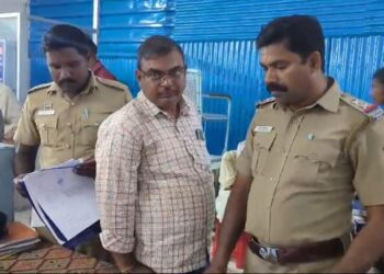 போலியாக பட்டா மாற்றம்: கிராம நிர்வாக அலுவலர் கைது