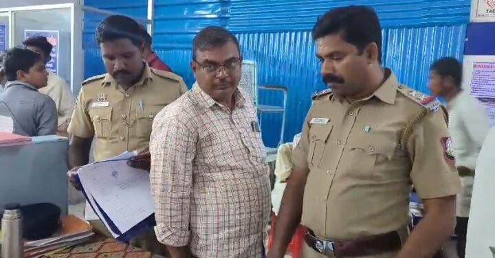 போலியாக பட்டா மாற்றம்: கிராம நிர்வாக அலுவலர் கைது