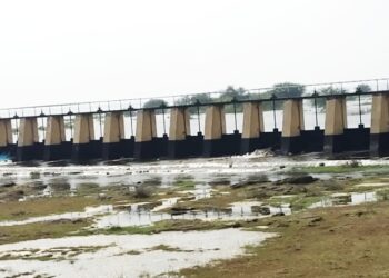 வெலிங்டன் ஏரியில் வீணாகும் தண்ணீர்.. பொதுப்பணித்துறை அலட்சியம்