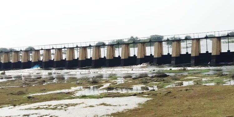 வெலிங்டன் ஏரியில் வீணாகும் தண்ணீர்.. பொதுப்பணித்துறை அலட்சியம்