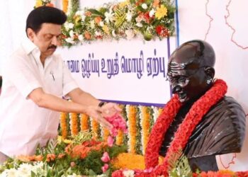 காந்தி நினைவுதினம் : முதலமைச்சர் மு.க.ஸ்டாலின் மலர் தூவி மரியாதை