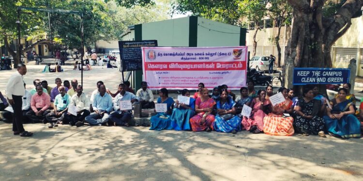 விருத்தாசலத்தில் கௌரவ விரிவுரையாளர்கள் உள்ளிருப்பு போராட்டம்