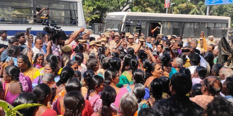 ரூ.500 கோடி மோசடி விவகாரத்தில் நிர்வாகியை விடுவிக்க  வாடிக்கையாளர்கள் போராட்டம்