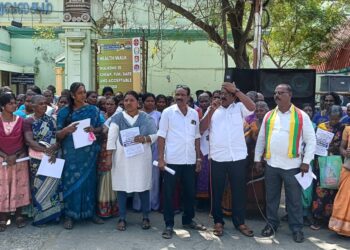 நகராட்சியுடன் இணைக்க எதிர்ப்பு: ஒப்பாரி வைத்து கிராம மக்கள் ஆர்ப்பாட்டம்