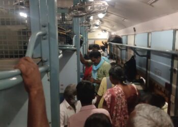 தி.மலை ரயில் நிலையத்தில் பக்தர்கள் கூட்டம் அலைமோதல்: கூடுதல் ரயில்கள் இயக்க கோரிக்கை