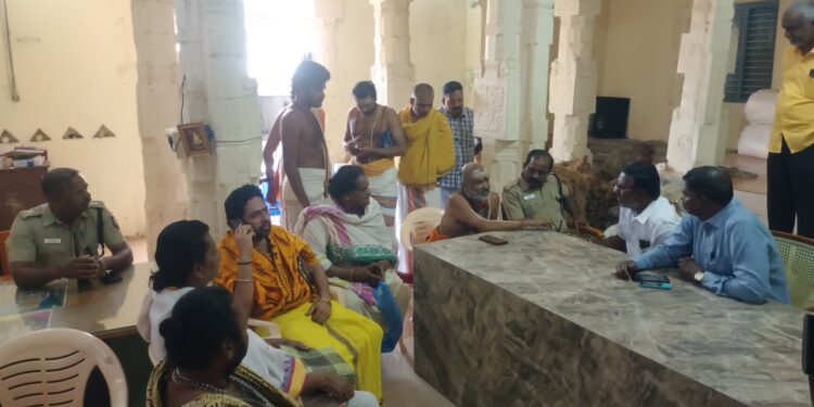 அருணாச்சலேஸ்வரர் கோயிலில் சிவாச்சாரியார்கள் திரண்டதால் பரபரப்பு