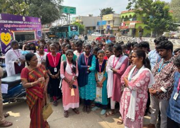 செய்யாறில் வரலாற்று துறை தலைவரை கண்டித்து அரசு கல்லூரி மாணவர்கள் திடீர் தர்ணா-பரபரப்பு 