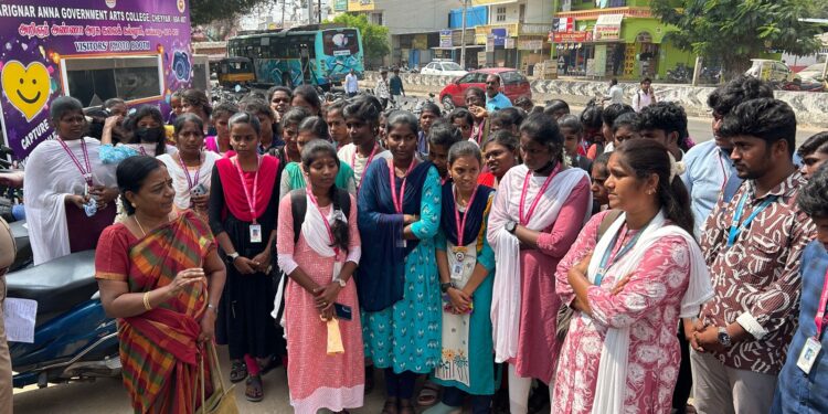 செய்யாறில் வரலாற்று துறை தலைவரை கண்டித்து அரசு கல்லூரி மாணவர்கள் திடீர் தர்ணா-பரபரப்பு 