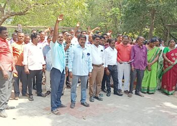 மாவட்ட ஆட்சியர் அலுவலகத்தில் கௌரவ விரிவுரையாளர்கள் முற்றுகை